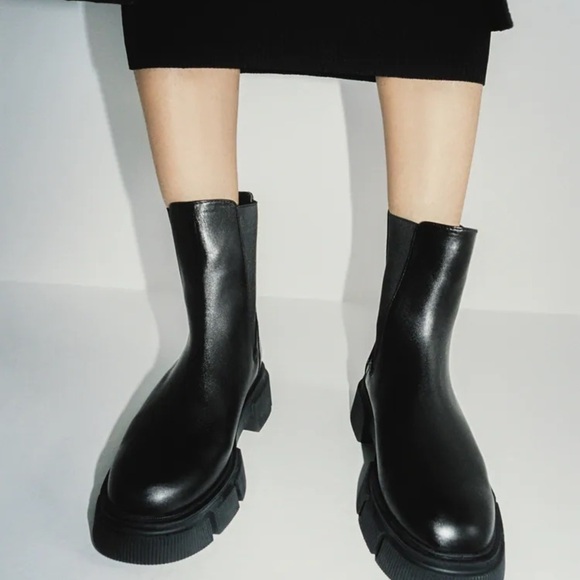 NWT. Zara Flat Leather Ankle Boot. Size 9. - Picture 3 of 8